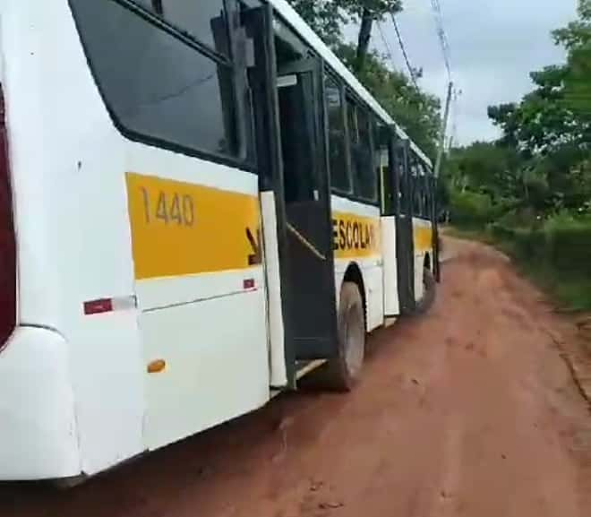 Ônibus escolar fica atolado em rua no Guacuri